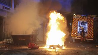 Los bomberos, en plena acci�n este lunes en Bilbao.