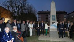 La alcaldesa descubri� una placa conmemorativa en el monolito que regres� a la plaza del Centenario tras meses de ausencia.