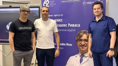 El cirujano Diego Gonzlez Rivas en Rusia, junto a su compaero de profesinMugurel Bosinceanu.