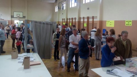 Votantes en el IES 5 de Avil�s