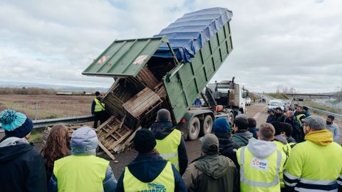 Llegan cajas de madera para alimentar las hogueras