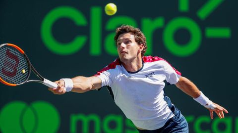 El tenista espaol Pablo Carreo Busta devuelve la bola al estadounidense Steve Johnson, durante el partido de la tercera ronda Abierto de Miami