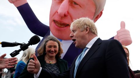 Boris Johnson celebr� con la candidata Jill Motimer el triunfo consevador en Hartlepool.