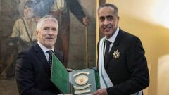 El ministro del Interior, Fernando Grande-Marlaska, entrega la cruz de la Guardia Civil a Abdelatif Hammouchi, en noviembre del 2025.