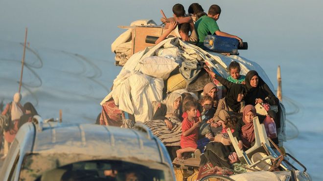 Desplazados palestinos rumbo al sur de la Franja de Gaza