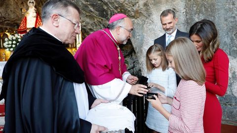 Los reyes Felipe y Letizia, la princesa Leonor y la infanta Sofa visitan la Santa Cueva donde est situada la Santina para conmemorar el primer Centenario de la Coronacin de la Virgen de Covadonga