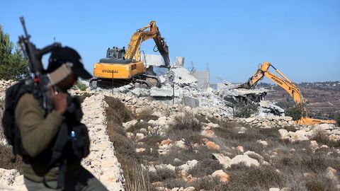 Soldados vigilan la demolici�n de casas palestinas en Hebr�n