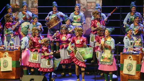 Actuaci�n de una de las comparsas en el certamen grovense del a�o pasado