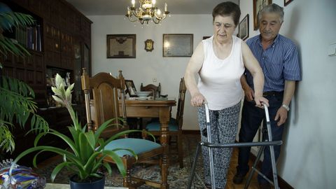 Pilar, con su esposo Bruno, que dej� el trabajo para atenderla, por su gran dependencia