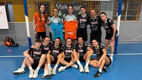 Plantilla y cuerpo t�cnico burelista posan juntas tras el �ltimo encuentro de la temporada disputado ante el Guadalcac�n