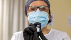 Una sanitaria muestra un vial con la vacuna de Pfizer contra la covid-19 en una residencia de M�rida, este domingo