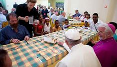 El papa comparti� mesa y mantel con los necesitados en un comedor social de Campobasso. 