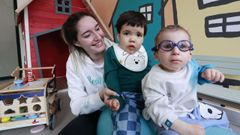 La fisioterapeuta Vanesa Gonz�lez, con Pedro, afectado por el s�ndrome Idic 15, y Sa�l, con s�ndrome de Cockayne.