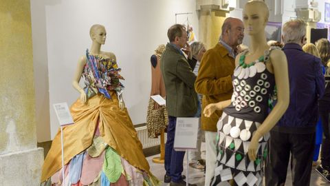 Exposición de vestidos con materiales de reciclaje que se puede ver en la Capela de Santa María de Lugo