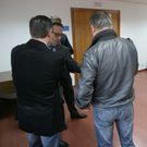 Algunos acusados con un letrado cuando declararon en Ferrol. 