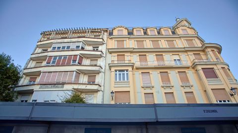 Dos edificios de la Praza Anxo Fernndez Gmez, nmeros 3 y 5, de 1930 y 1943 respectivamente, y donde se aprecia la evolucin de estilo en el mismo arquitecto