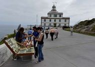 Muchos turistas se acercan estos d�as al faro de Fisterra, que no siempre est� abierto.