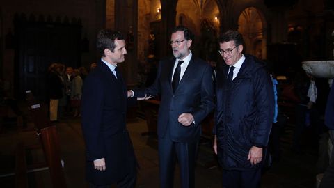 El presidente del PP, Pablo Casado, y el del PPdeG, Alberto N��ez Feijoo, dan el p�same a Mariano Rajoy tras el funeral por su padre, que se celebr� en la bas�lica de Santa Mar�a, en Pontevedra