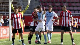 El Arteixo defiende una acci�n a bal�n parado en el partido de Liga jugado en San L�zaro