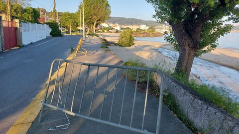 Tramo vallado y con cinta en el paseo de Agrelo, en Bueu, por la erosin del mar