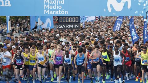 Los corredores toman la salida de comenzar la media marat�n de Madrid este domingo