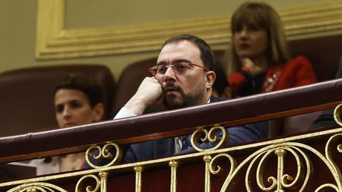 El presidente del Principado de Asturias, Adri�n Barb�n, escucha, desde la tribuna de invitados, la intervenci�n del l�der socialista, Pedro S�nchez, en el primer d�a de su debate de investidura