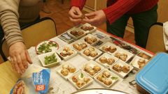 Elaboraci�n das tapas a concurso na Pobra do Broll�n nunha edici�n anterior do certame