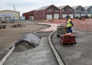 <span lang= es-es >Adecuaci�n del entorno</span>. Desde hace ya varios d�as, unos operarios se encargan de la adecuaci�n del entorno en los accesos tanto al nuevo recinto de subasta de pescado como a las instalaciones del Club N�utico de Ribeira. Se trata de una serie de trabajos complementarios. 