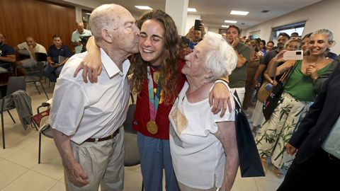 Toms Abelleira besa a su nieta Teresa tras ganar el Mundial de ftbol con la seleccin