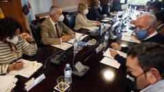 Gonzalo Dur�n, a la derecha de la imagen, durante el consejo de administraci�n