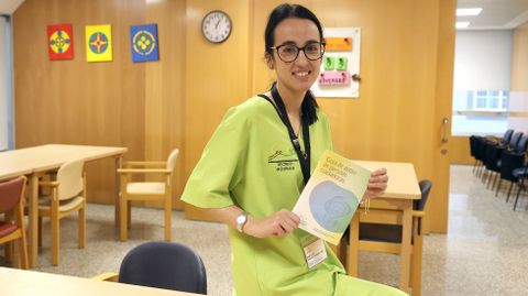 Alba Iglesias, profesional del centro de Agadea en Ribeira, muestra un ejemplar de la gua