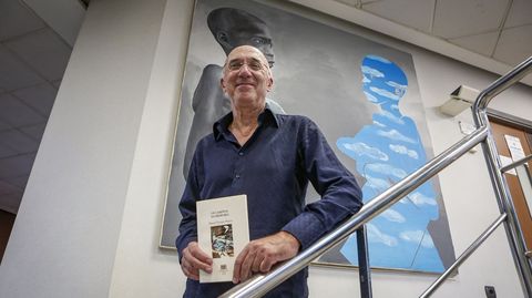 <span lang= gl >Manuel Piñeiro achegouse ao centro social de Boiro para presentar o seu libro</span>