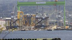 Las gradas de Navantia Fene, bajo la gr�a p�rtico