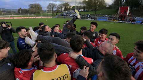 Los jugadores albivermellos celebraron el hist�rico ascenso directo.  