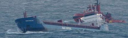 El �Abis Calais�, ayer, mientras era remolcado al puerto de Ferrol.