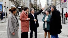 Ana Pont�n, con Fern�ndez Lores y otros miembros del gobierno local, este jueves en Pontevedra