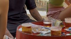 Consumo de cerveza en una terraza de un bar