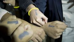 En noches como esta es necesario tener entrada previa para acceder a cualquier local, que una vez canjeada se convierte en un sello habilitante para entrar y salir del local.