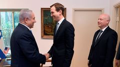 Netanyahu saluda a los enviados de EE.UU. Jared Kushner y Jason Greenbladtt