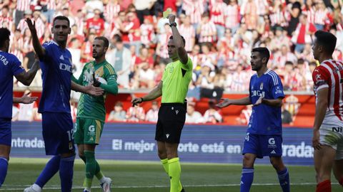 Orellana Cid muestra la amarilla a Costas tras el penalti pitado