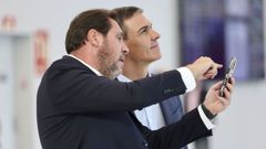 El presidente del Gobierno, Pedro S�nchez, y el ministro de Transportes y Movilidad Sostenible, �scar Puente.