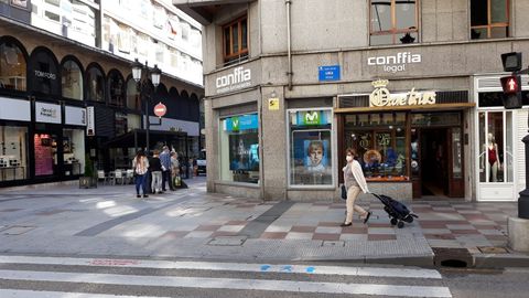 Cola en una tienda de Movistar del centro de Oviedo