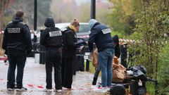 Los forenses trabajan en la zona donde se produjo un tiroteo racista mortal