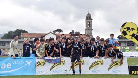 Imagen del Celta de Vigo alzando el trofeo ribadumiense de la categora sub 14 (infantil) el pasado domingo