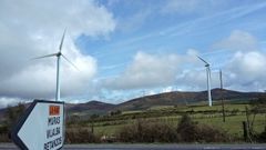 Aerogeneradores en Muras, cerca del alto da Ga�idoira y de la carretera Viveiro-Cabreiros (LU-540)