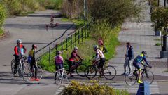 Un grupo de ciclista en una de las sendas de los alrededores de Oviedo