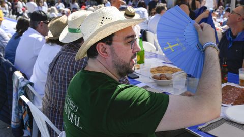  El presidente del Principado, Adri�n Barb�n, ha declarado este lunes que Avil�s vive con su tradicional comida en la calle el momento m�gico de compartir, convivir y de hacer ciudad, con la gente disfrutando de una manera sana
