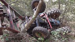 El tractor volc� en un terreno en pendiente, a unos cincuenta metros de las casas de Xull�n