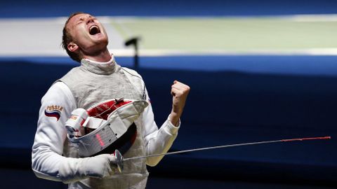 El ruso Artur Akhmatkhuzin celebra su victoria sobre el estadounidense Miles Chamley-Watson en esgrima.