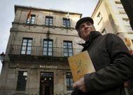 O noi�s destaca a cantidade de material literario que conserva do seu av�.<span lang= es-es > </span>